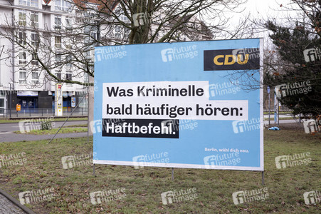 Wahlplakate zur Wiederholungswahl zum Abgeordnetenhaus in Berlin