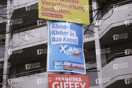 Wahlplakate zur Wiederholungswahl zum Abgeordnetenhaus in Berlin