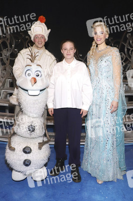 Besuch von Jasna Fritzi Bauer beim Musical 'Die Eiskönigin' in Hamburg