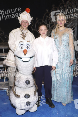 Besuch von Jasna Fritzi Bauer beim Musical 'Die Eiskönigin' in Hamburg