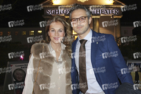 Theaterpremiere 'Eines langen Tages Reise in die Nacht' in Berlin