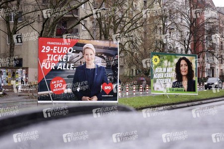 Wahlplakate von SPD und Bündnis 90/Die Grünen zur Wiederholungswahl in Berlin