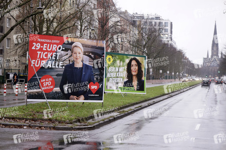 Wahlplakate von SPD und Bündnis 90/Die Grünen zur Wiederholungswahl in Berlin