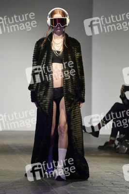 Rebekka Ruetz Fashion Show auf der Berlin Fashion Week A/W 2023