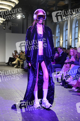 Rebekka Ruetz Fashion Show auf der Berlin Fashion Week A/W 2023