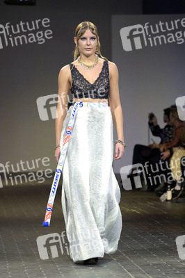 Rebekka Ruetz Fashion Show auf der Berlin Fashion Week A/W 2023