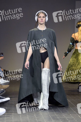Rebekka Ruetz Fashion Show auf der Berlin Fashion Week A/W 2023