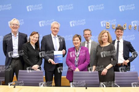 Bundespressekonferenz Wege zur Stärkung der Resilienz des deutschen Gesundheitssystems in Berlin