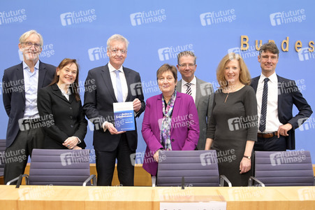 Bundespressekonferenz Wege zur Stärkung der Resilienz des deutschen Gesundheitssystems in Berlin