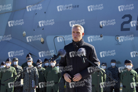 Jens Stoltenberg besucht die Iruma Air Base in Sayama