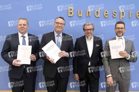 Bundespressekonferenz Vorstellung der Forderungen der Metall- und Elektro-Industrie in Berlin