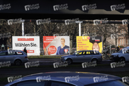 Wahlplakate zur Wiederholungswahl in Berlin