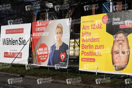 Wahlplakate zur Wiederholungswahl in Berlin