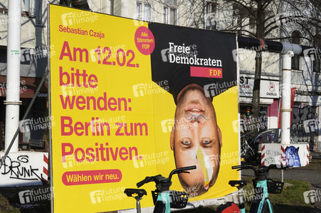 Wahlplakate zur Wiederholungswahl in Berlin