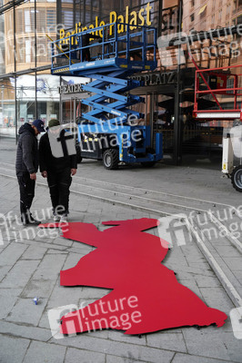 Montage des Berlinale-Bären zur Berlinale 2023 in Berlin