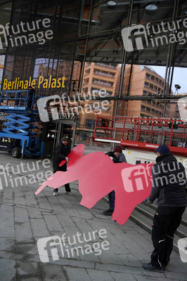 Montage des Berlinale-Bären zur Berlinale 2023 in Berlin