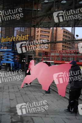 Montage des Berlinale-Bären zur Berlinale 2023 in Berlin