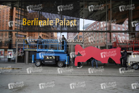 Montage des Berlinale-Bären zur Berlinale 2023 in Berlin