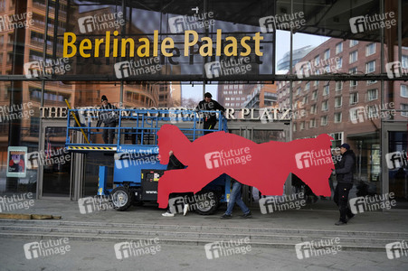 Montage des Berlinale-Bären zur Berlinale 2023 in Berlin