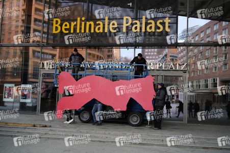 Montage des Berlinale-Bären zur Berlinale 2023 in Berlin