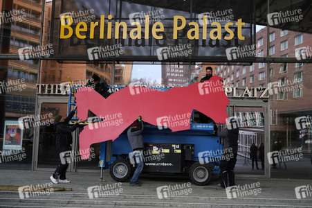 Montage des Berlinale-Bären zur Berlinale 2023 in Berlin