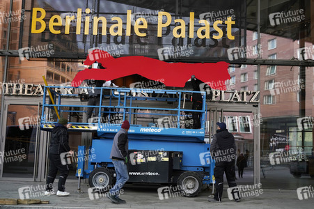 Montage des Berlinale-Bären zur Berlinale 2023 in Berlin