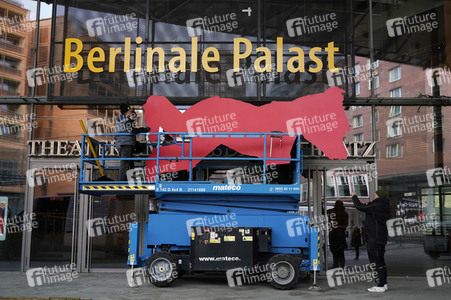 Montage des Berlinale-Bären zur Berlinale 2023 in Berlin