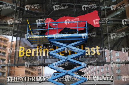 Montage des Berlinale-Bären zur Berlinale 2023 in Berlin