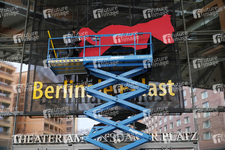 Montage des Berlinale-Bären zur Berlinale 2023 in Berlin