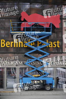 Montage des Berlinale-Bären zur Berlinale 2023 in Berlin