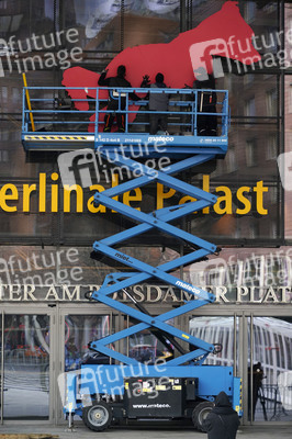 Montage des Berlinale-Bären zur Berlinale 2023 in Berlin