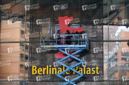 Montage des Berlinale-Bären zur Berlinale 2023 in Berlin
