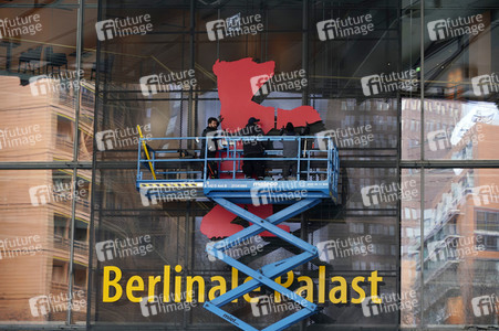 Montage des Berlinale-Bären zur Berlinale 2023 in Berlin
