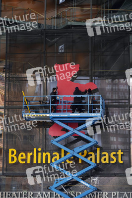 Montage des Berlinale-Bären zur Berlinale 2023 in Berlin