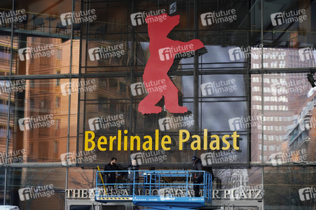 Montage des Berlinale-Bären zur Berlinale 2023 in Berlin