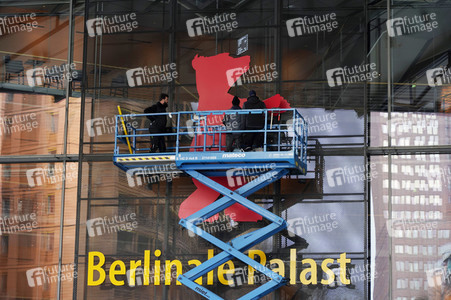 Montage des Berlinale-Bären zur Berlinale 2023 in Berlin