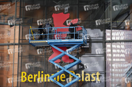 Montage des Berlinale-Bären zur Berlinale 2023 in Berlin