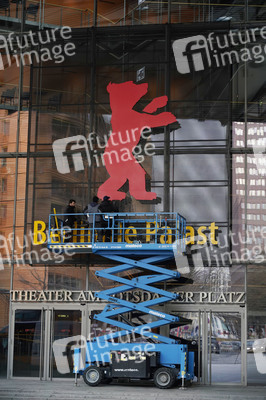 Montage des Berlinale-Bären zur Berlinale 2023 in Berlin
