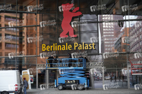 Montage des Berlinale-Bären zur Berlinale 2023 in Berlin