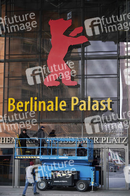 Montage des Berlinale-Bären zur Berlinale 2023 in Berlin