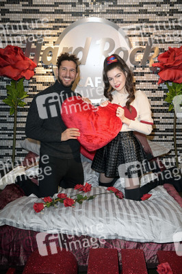 Fototermin mit Klaudia Giez und Adriano Salvaggio im Hard Rock Cafe Berlin