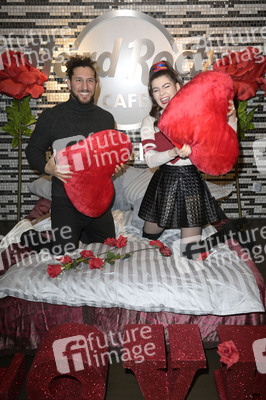 Fototermin mit Klaudia Giez und Adriano Salvaggio im Hard Rock Cafe Berlin