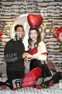 Fototermin mit Klaudia Giez und Adriano Salvaggio im Hard Rock Cafe Berlin