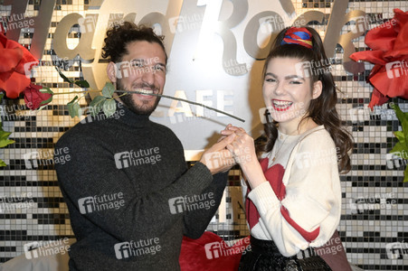 Fototermin mit Klaudia Giez und Adriano Salvaggio im Hard Rock Cafe Berlin