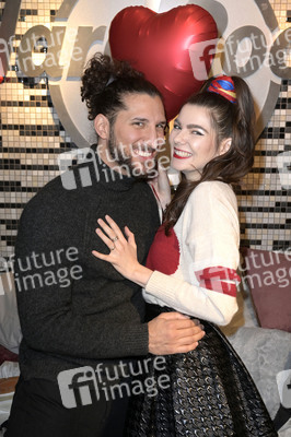 Fototermin mit Klaudia Giez und Adriano Salvaggio im Hard Rock Cafe Berlin