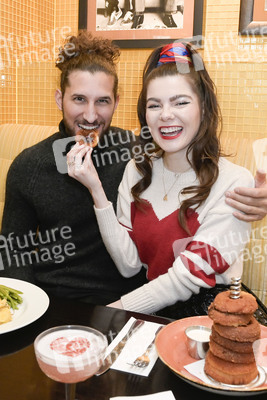 Fototermin mit Klaudia Giez und Adriano Salvaggio im Hard Rock Cafe Berlin