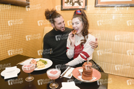 Fototermin mit Klaudia Giez und Adriano Salvaggio im Hard Rock Cafe Berlin