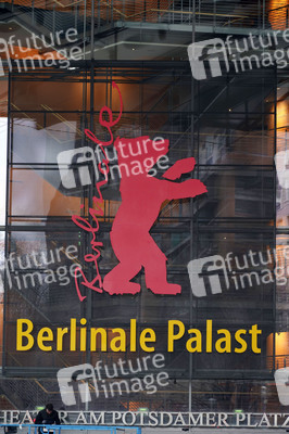 Montage des Berlinale-Bären zur Berlinale 2023 in Berlin