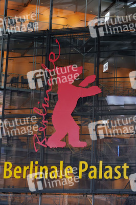 Montage des Berlinale-Bären zur Berlinale 2023 in Berlin