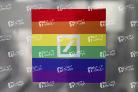 Symbolfoto Deutsche Bank und Regenbogenflagge